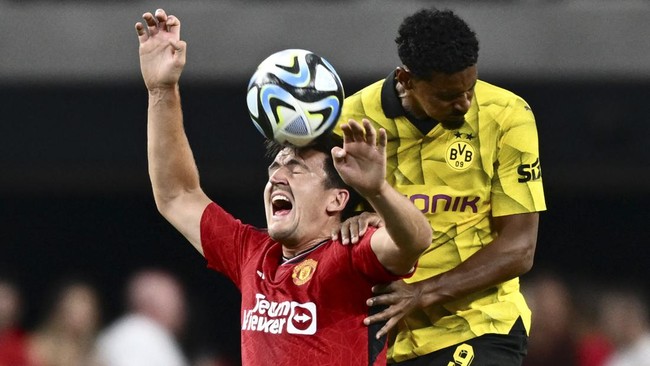 Netizen ejek habis-habisan Maguire yang tampil amburadul di lini pertahanan MU saat melawan Dortmund hingga membuat Andre Onana marah-marah, Senin (31/7).