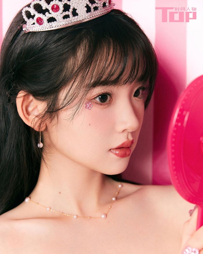 Merupakan lulusan Shanghai Institute of Visual Arts jurusan Seni Pertunjukan, namanya meroket saat bermain peran di drama China berjudul “When I Fly Towards You