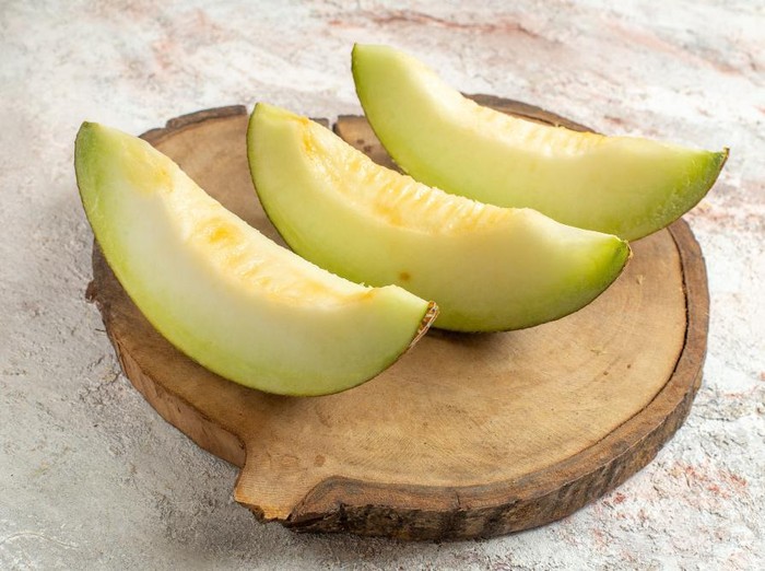 Buah melon bisa membersihkan sisa-sisa makanan yang menempel pada gigi.