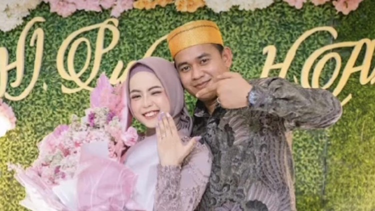 Penyanyi Dangdut Putri Isnari Dilamar