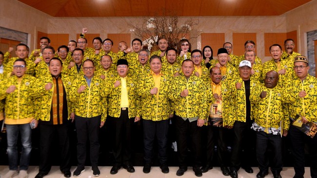 Guncangan di internal Partai Golkar turut berimbas terhadap Airlangga Hartarto yang tak kunjung menentukan sikap di Pilpres 2024.
