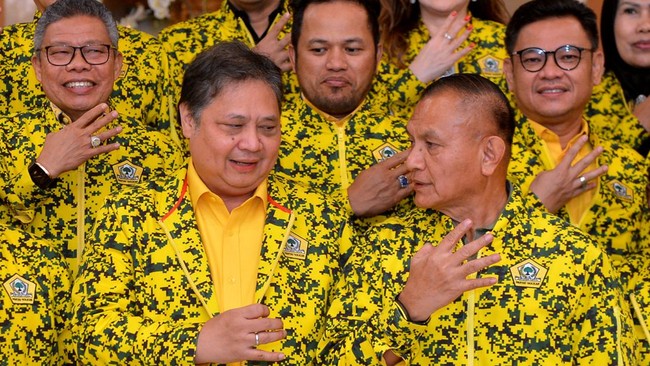 Airlangga Hartarto berdasar mundur demi menjaga keutuhan Golkar dan stabilitas masa transisi pemerintahan dari era Presiden Jokowi ke Prabowo Subianto.