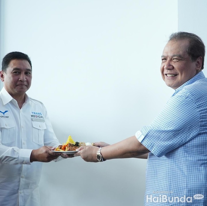 <p>Klinik dengan luas 200 meter persegi ini diresmikan secara simbolis dengan pemotongan tumpeng oleh Chairul Tanjung. Tumpeng kemudian diberikan kepada dr. Radito Soesanto. (Foto: Tim HaiBunda/Atma)</p>