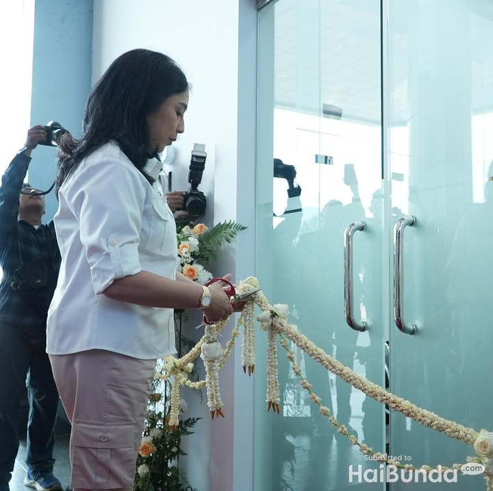 <p>Tak hanya itu, drg.Anita Chairul Tanjung pun turut melakukan pemotongan pita sebagai tanda klinik resmi dibuka. Momen ini pun mendapatkan tepuk tangan meriah dari para tamu undangan. (Foto: Tim HaiBunda/Atma)</p>