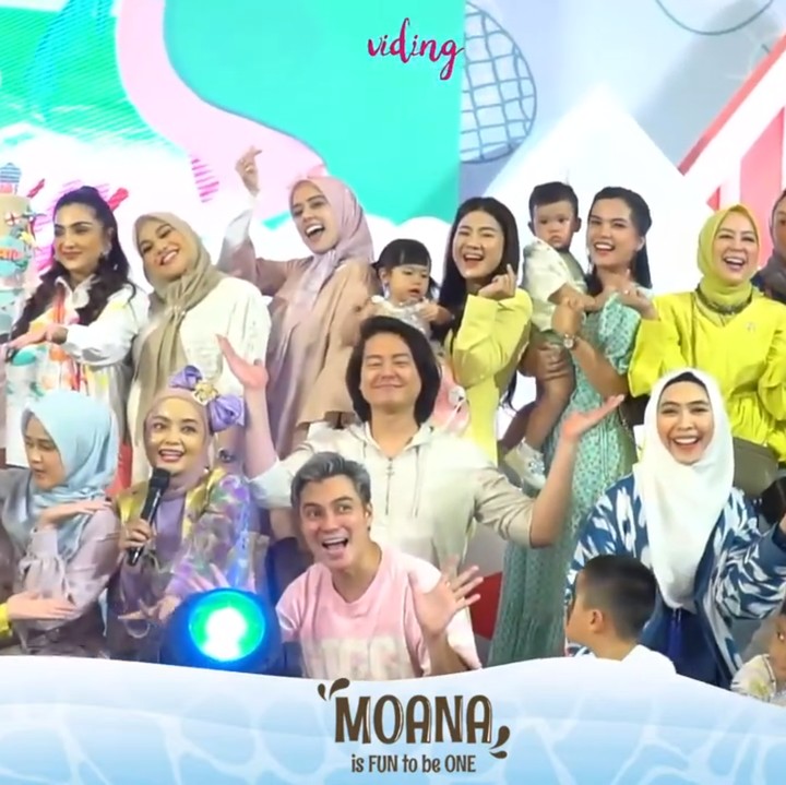 <p>Ada banyak artis dan bintang Tanah Air yang turut menghadiri acara ulang tahun Moana nih, Bunda. Sebut saja Fairuz A Raqif, Aurel Hermansyah, Ashanty, Cut Meyriska, Inara Rusli, Baim Wong, dan masih banyak lagi. (Foto: YouTube Ricis Official)</p>