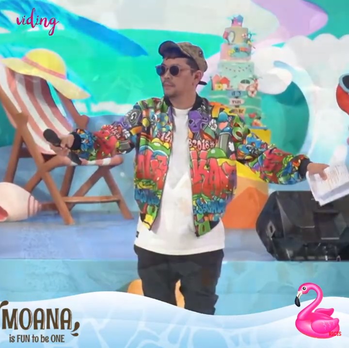 <p>Pesta ulang tahun yang dipandu oleh Indra Bekti dan Heni Hendrajatin ini bertajuk 'Moana It's Fun To Be One' ini bertemakan pantai dan laut. Tak hanya itu, dekorasinya pun didominasi dengan warna pastel yang cantik. (Foto: YouTube Ricis Official)</p>