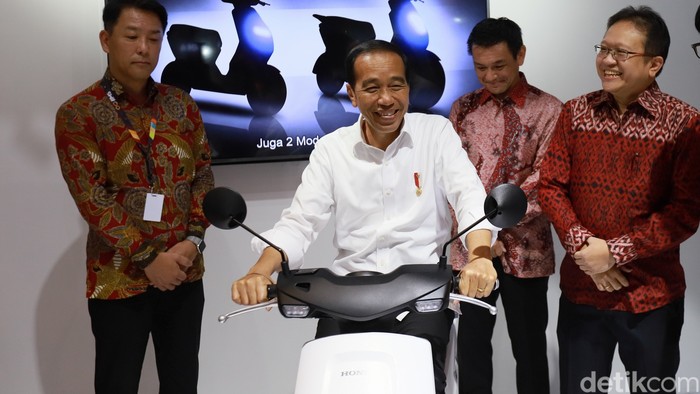 Presiden Joko Widodo mencoba menaikin motor listrik Honda EM1 e saat pembukaan IIMS 2023 di JIExpo Kemayoran, Jakarta, Kamis (16/2/2023).