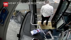VIDEO: Momen Heroik Sopir Bus China Selamatkan Pria Terseret Banjir