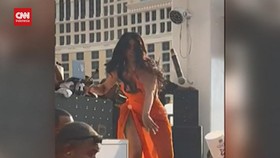 VIDEO: Detik-detik Cardi B Lempar Mikrofon ke Arah Penonton