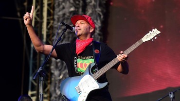 img-title Terpopuler: Tom Morello Dianugrahi Hal Ini hingga Indahnya Wisata Padang Pasir di Riau