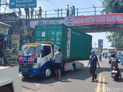 Truk Tersangkut Jembatan di Bogor, Satu Orang Terluka