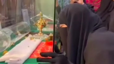 img-title Umi Pipik Dikritik Usai Ngaku Lihat Rambut dan Jenggot Rasulullah Saw