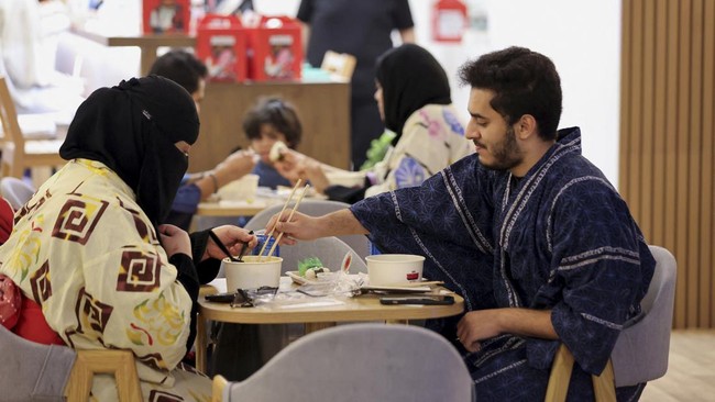 FOTO: Warga Arab Saudi Kepincut Budaya dan Makanan Jepang