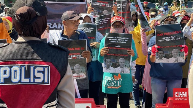 Ratusan warga Demak menagih janji yang tak jelas hingga saat ini soal ganti rugi tanah untuk lahan proyek Tol Semarang-Demak.