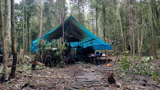 Aparat turut menyita sejumlah barang bukti berupa 6 senjata api rakitan beserta amunisi, 60 anak panah, 6 parang, dan 1 kapak.