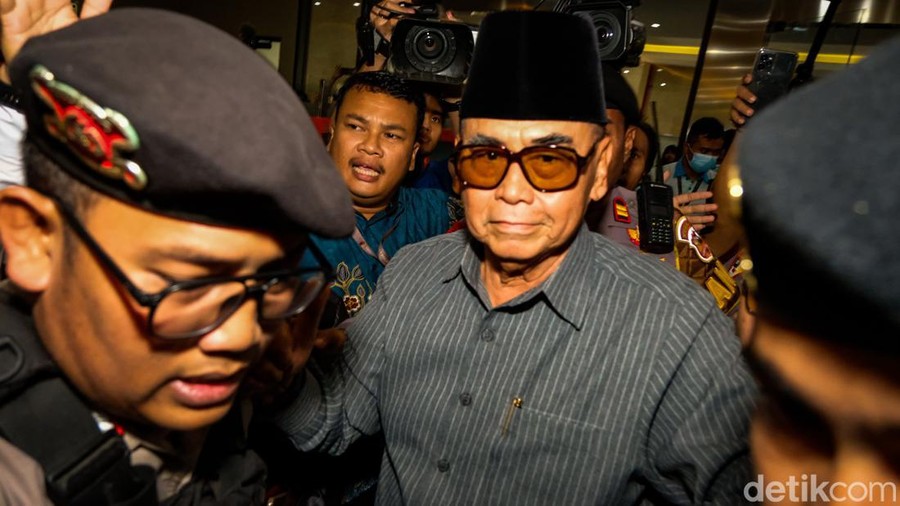 Pimpinan Ponpes Al-Zaytun, Panji Gumilang memenuhi panggilan Bareskrim Polri untuk diperiksa terkait kasus penodaan agama. Panji mengacungkan jempol saat tiba di Bareskrim.