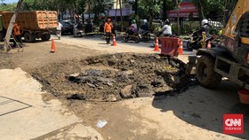 Aspal di Pasar Kembang Surabaya Tiba-tiba Meletus, Membentuk Gundukan