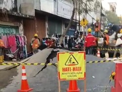 Awas! Aspal di Pasar Kembang Surabaya Pecah Membentuk Gunungan