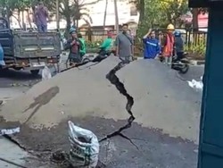 Bluk! Aspal Mumbul 1 Meter di Jalan Pasar Kembang