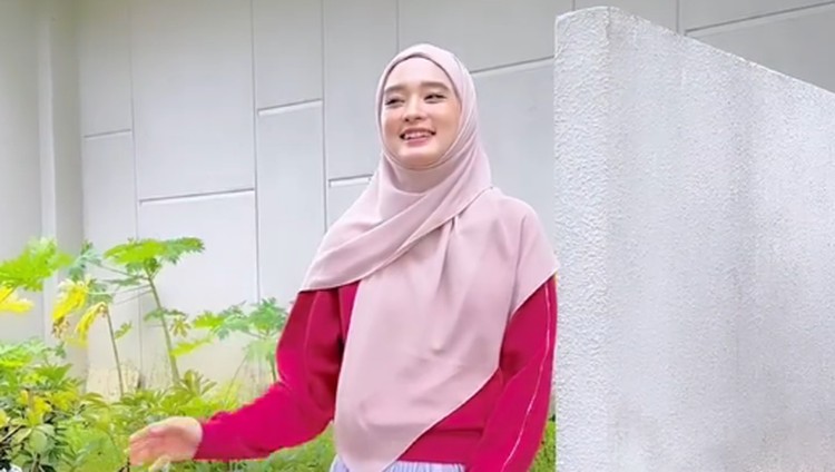 Gaya Inara Rusli jadi barbie pilihan outfitnya bisa menjadi inspirasi bagi muslimah lainya.