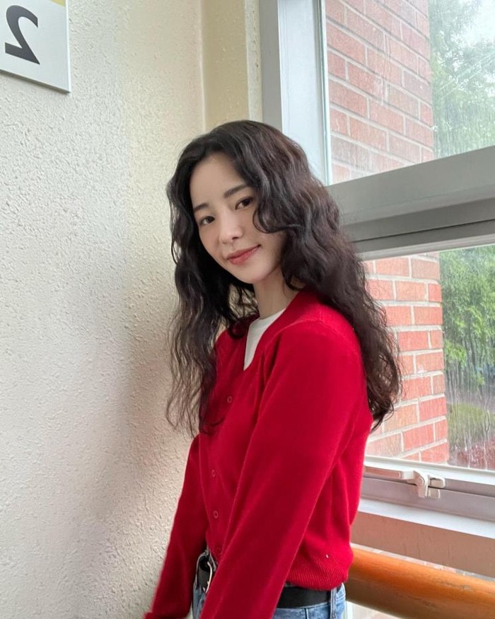 Gaya rambut baru hippie perm Lim Ji Yeon membuat kita lupa dengan karakter jahat Yeon Jin dalam drama 