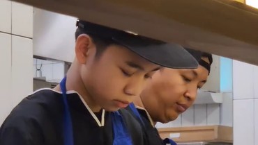 img-title 7 Potret Juno Anak Imam Darto Magang di Restoran pada Usia 14 Tahun