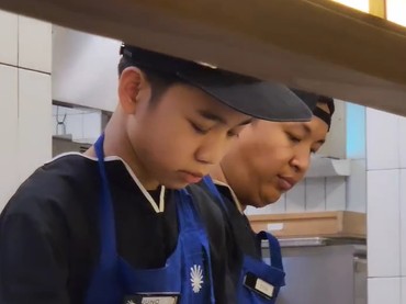 7 Potret Juno Anak Imam Darto Magang di Restoran pada Usia 14 Tahun