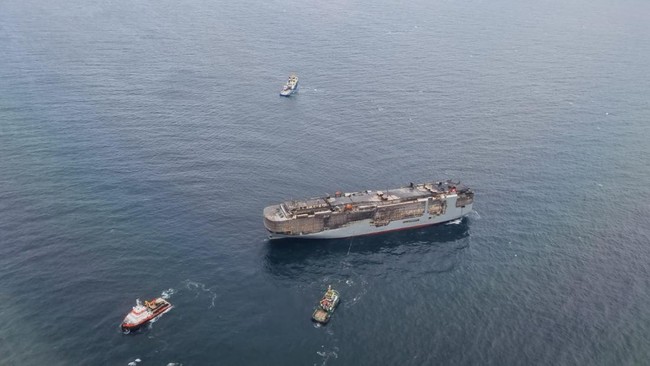 FOTO: Penampakan Kapal Kargo Terbakar Angkut 10 Mercy Buat Indonesia