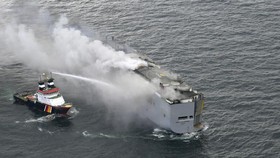 FOTO: Penampakan Kapal Kargo Terbakar Angkut 10 Mercy Buat Indonesia