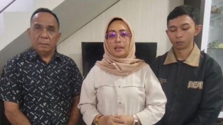 Ketua DPRD Ambon, Elly Toisuta (tengah) melakukan permohonan maaf (Antara/tangkapan layar video)