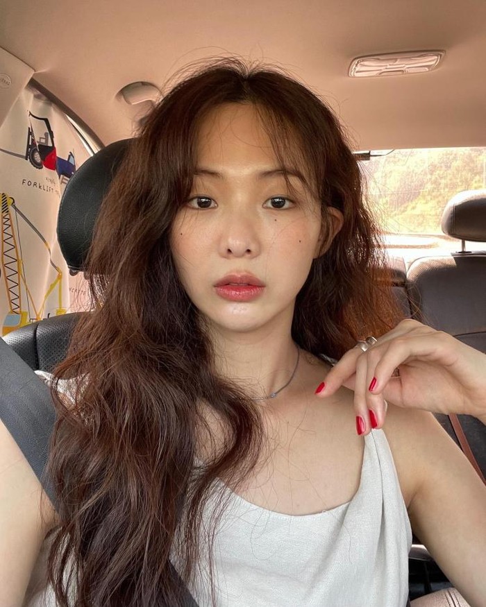 Keum Sae Rok, pemeran Park Mi Gyeong dalam The Interest of Love mengubah gaya rambutnya menjadi perm hippie pada musim panas ini. Pilihan jenius bagi kebanyakan perempuan agar menjaga rambut tidak mudah lepek./ Foto: instagram.com/goldnewrok