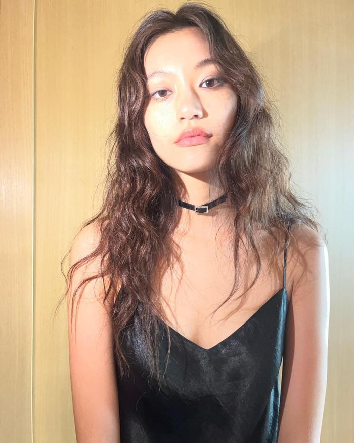 Kim Do Yeon, member IOI dan Weki Meki ini membuktikan bahwa gaya hippie perm dapat menunjukkan aura yang cantik dan berbeda. Slip dress hitam, choker, dan smoky makeup membuatnya terlihat lebih chic./ Foto: instagram.com/lafilledhiver_