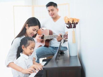 40 Lagu tentang Ibu Tercinta Menyentuh Hati dan Liriknya, Ajarkan ke Si Kecil