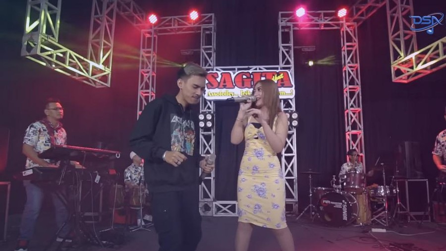 Lirik Lagu Bojoku Kuli Bangunan - Shinta Arshinta dan Arya Galih Lirik Lagu Bojoku Kuli Bangunan - Shinta Arshinta dan Arya Galih