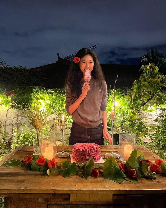 Model cantik Jeong Ho Yeon terlihat feminin dengan rambut khas hippie yang dilengkapi dengan bunga di telinganya. Ia juga membuat rambutnya seolah berantakan, namun tetap natural dan mempesona./ Foto: instagram.com/hoooooyeony