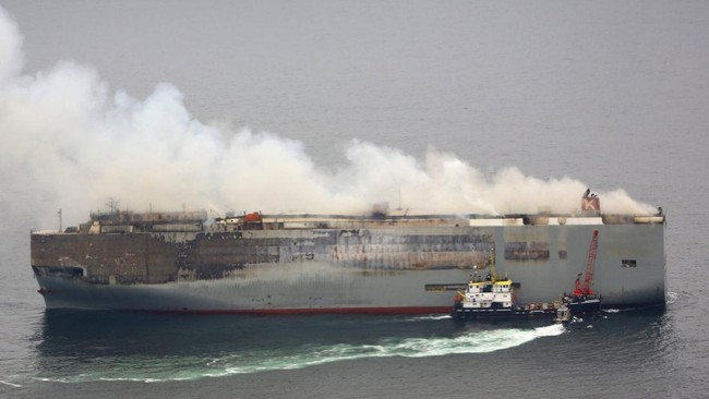 10 mobil Mercedes-Benz alokasi Indonesia berada di kapal kargo Fremantle yang terbakar di perairan Belanda. 