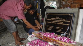 FOTO: Tabur Bunga dan Salat Gaib Tutup Operasi SAR Penambang Emas