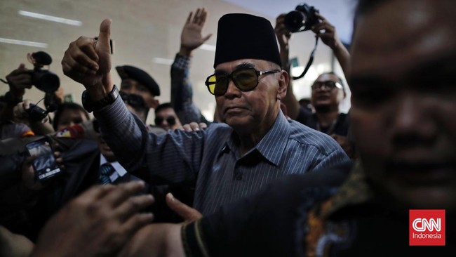 Pimpinan Ponpes Al Zaytun Panji Gumilang dijerat Pasal 3 Pasal 4 Pasal 5 jo Pasal 10 Undang-Undang Nomor 8 Tahun 2010 Tentang TPPU.