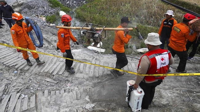 Tim SAR memastikan jumlah korban tewas akibat longsor tambang emas di Gorontalo bertambah jadi 8 orang. Sebanyak 20 orang lain tetap dicari oleh SAR.