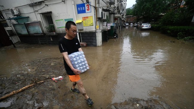 FOTO: Beijing Porak-poranda usai Diguyur Hujan Lebat