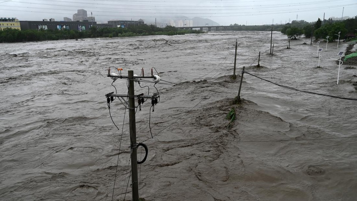 FOTO: Beijing Porak-poranda usai Diguyur Hujan Lebat