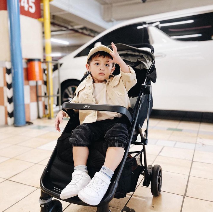 <p>Meski masih kecil, Shaka sudah memiliki banyak sekali penggemar lho, Bunda. Dilihat dari akun Instagram-nya, Shaka sudah memiliki lebih dari 491 ribu pengikut. (Foto: Instagram: @shaka.kaba)</p>