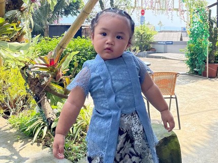 7 Potret Cantik Xarena Anak Siti Badriah Pakai Kebaya, Bikin Netizen Gemas Bun