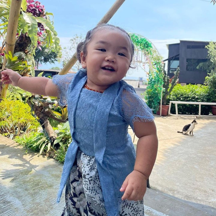 <p>"Anggun kan aku pakai kebaya," ungkap Xarena dalam keterangan foto, seraya menyisipkan emotikon hati. (Foto: Instagram: @xarenazenata)</p>