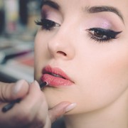 7 Rahasia Makeup Glowing dan Flawless Ala MUA Langganan Beyonce dan Clate Blanchett, Bisa Disontek!