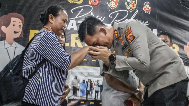 Polri beralasan sengaja tak memberi tahu penyebab kematian Bripda Ignatius yang sebenarnya kepada keluarga karena pertimbangan-pertimbangan tertentu.