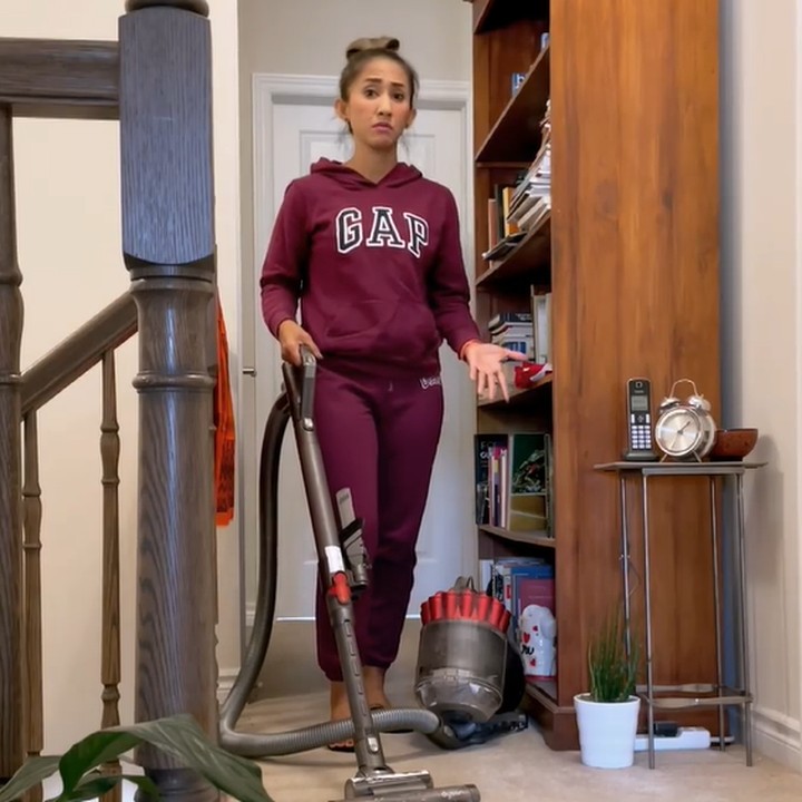 <p>Cut Memey mengurus segala keperluan rumah tangga seorang diri, lho. Ia kerap memperlihatkan aktivitasnya saat membereskan rumah, mulai dari menyapu, vakum, hingga mencuci baju. (Foto: Instagram @cutmemey)</p>