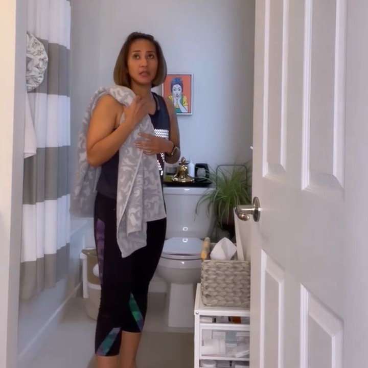 <p>Kamar mandi di rumah Cut Memey juga terlihat sederhana. Di tempat yang tidak begitu besar, terdapat WC serta tirai yang menutupi area <em>shower.</em> (Foto: Instagram @cutmemey)</p>