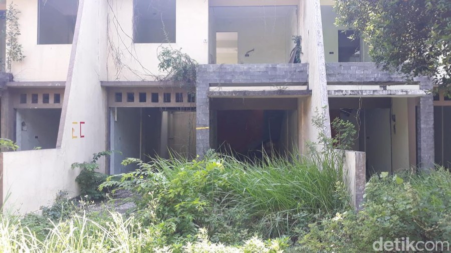 Rumah Mewah Terbengkalai Rumah Mewah Terbengkalai