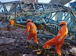 Tragis! 17 Pekerja Tewas Tertimpa Crane Ambruk di India